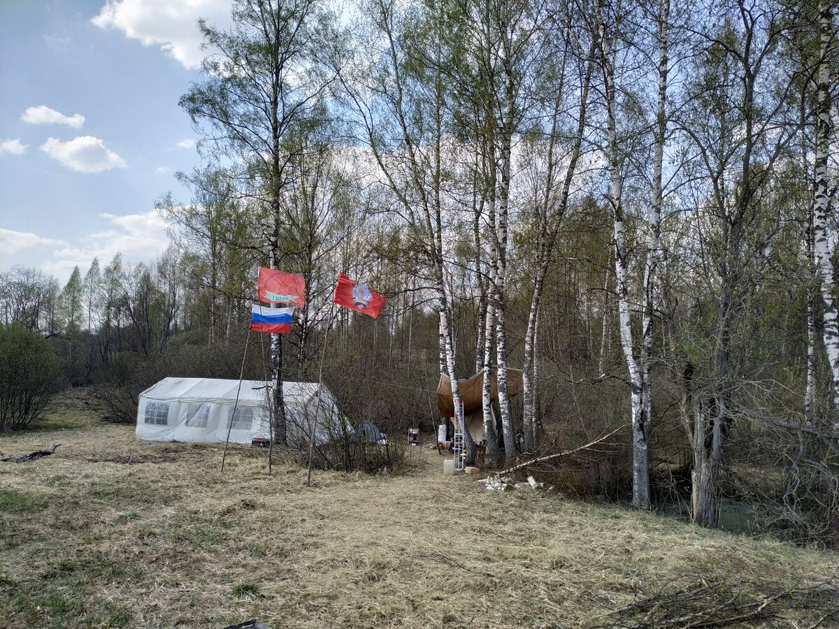 Так обычно выглядит наш лагерь. Только палатки чаще всего стоят кучно вокруг него.