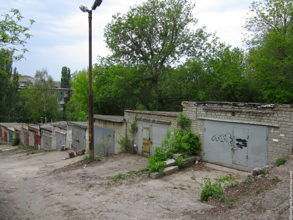 Межа гараж. Гараж в лесу. Гаражи за школой. Леса для гаража. За гаражами.