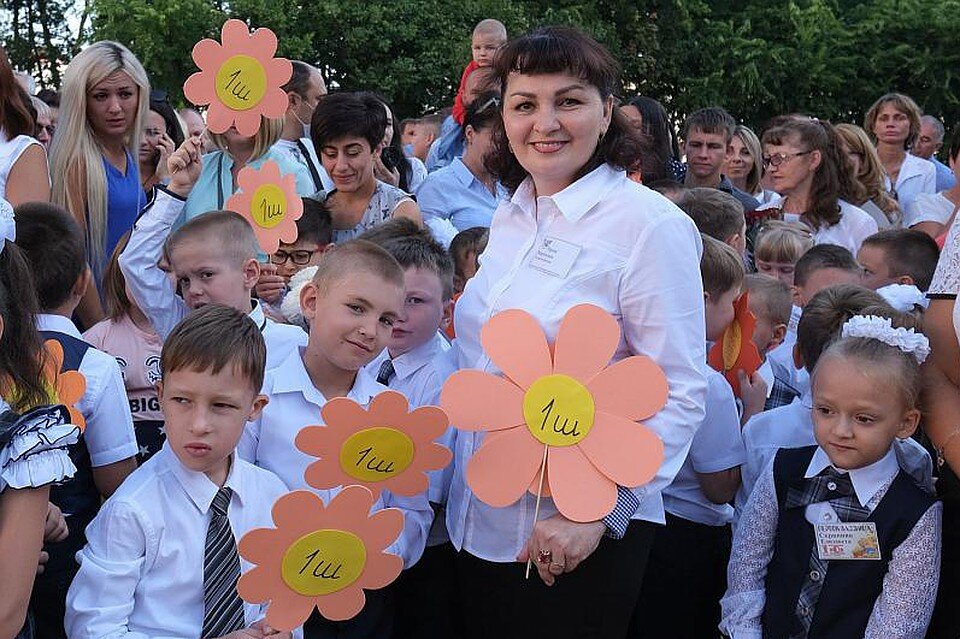 В краснодарской школе №11 - сразу 24 первых класса!   "Кубанские новости"В краснодарской школе №11 - сразу 24 первых класса! 
Фото: Михаил Ступин. "Кубанские новости"