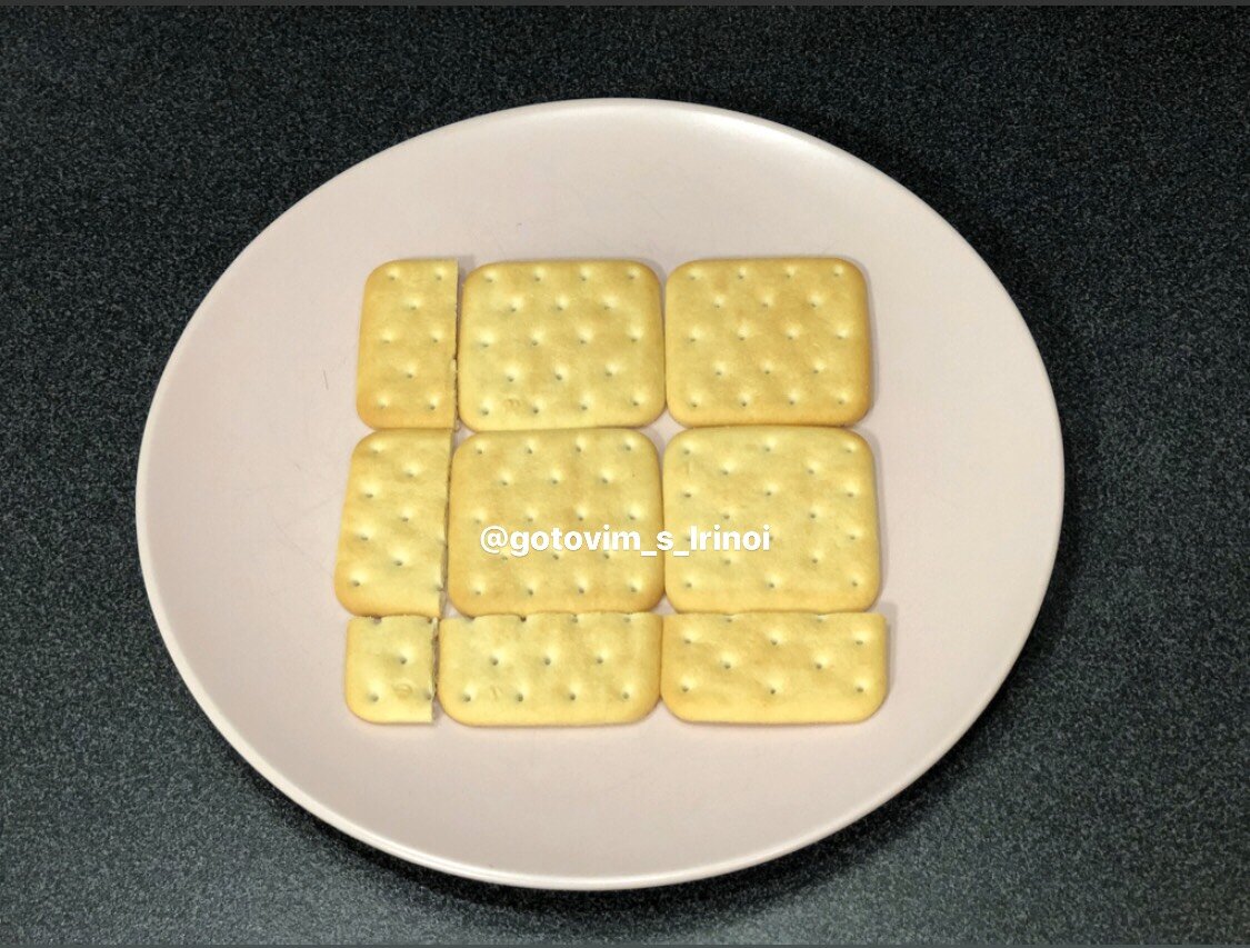 Закусочный торт-салат из крекеров, с рыбными консервами