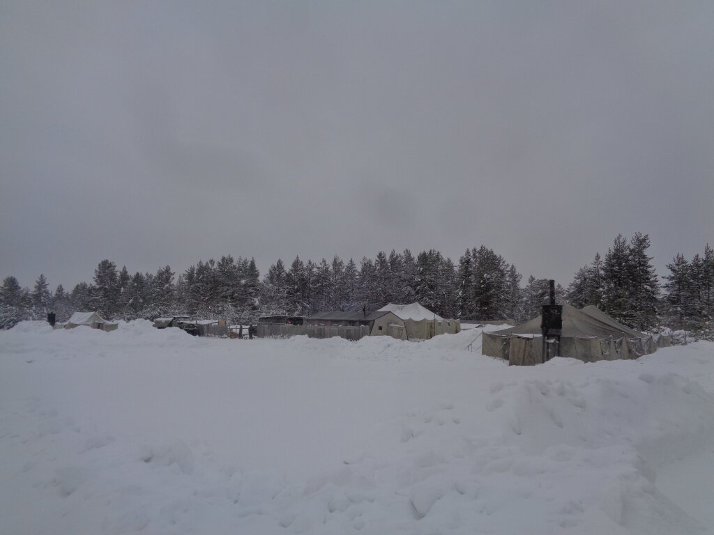 Полевой лагерь зимой. Вид со стороны.