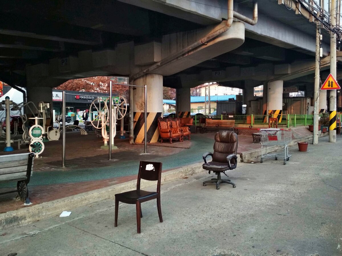 а это раннее утро (вот ту пару кресел на дачу бы)