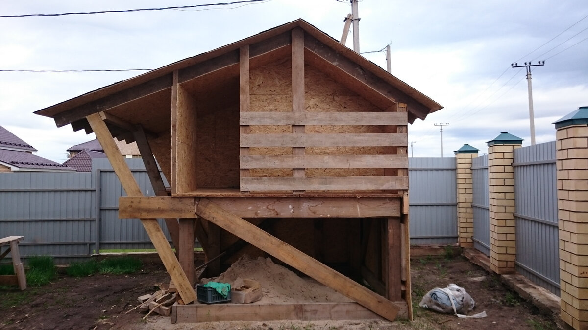 Основные этапы строительства завершены - осталось сделать лестницу и двери