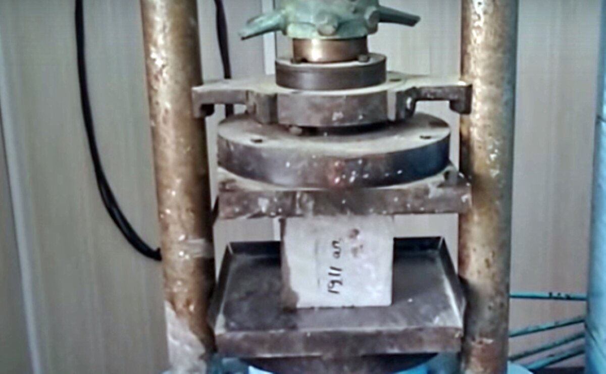 Испытание образца бетона на сжатие с разрушением на прессе