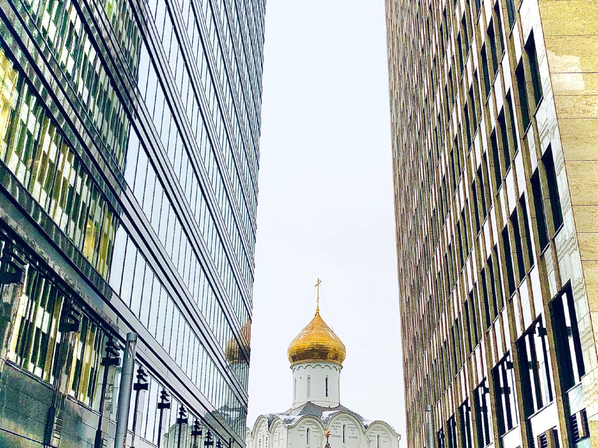 Старообрядческая церковь Николая Чудотворца словно маленький парусник в бушующем  мегаполисе