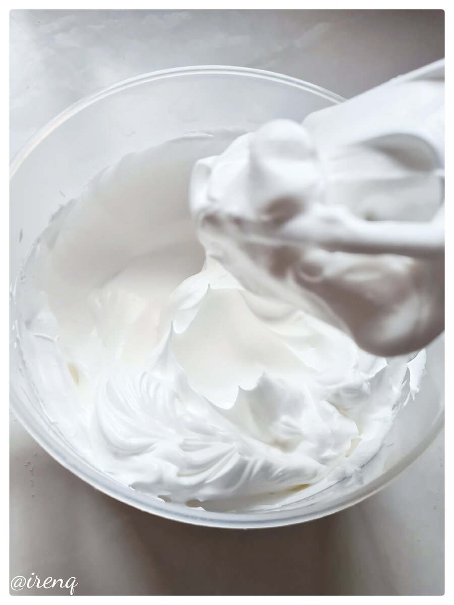 взбиваем белки с сахаром и маскарпоне