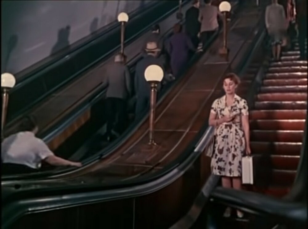 Спускалась как-то по эскалатору Лида, дочка номенклатурных родителей. Ушла она из дома, так как родители запрещали ей заниматься конным спортом. Очень серьезный повод.