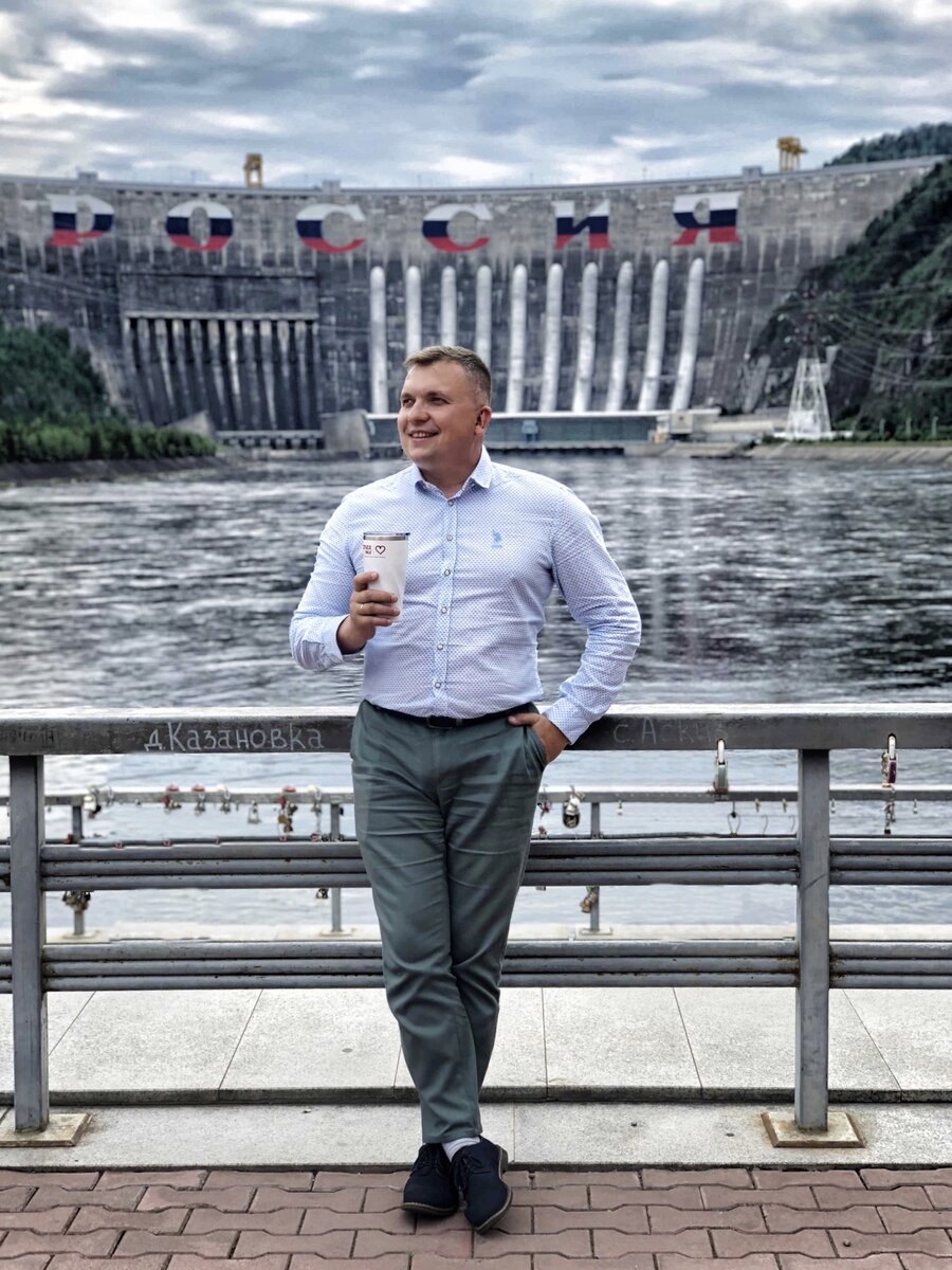 длинна дамбы - километр, высота - 250 метров 