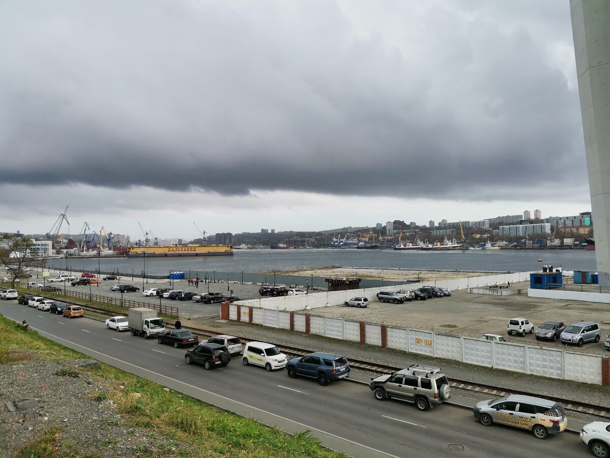 Хмурая погодка, по громкоговорителю орут страшилку о масках, дистанции, не подходить к людям, не здороваться, спрятаться по своим норам и не вылазить до следующих распоряжений.