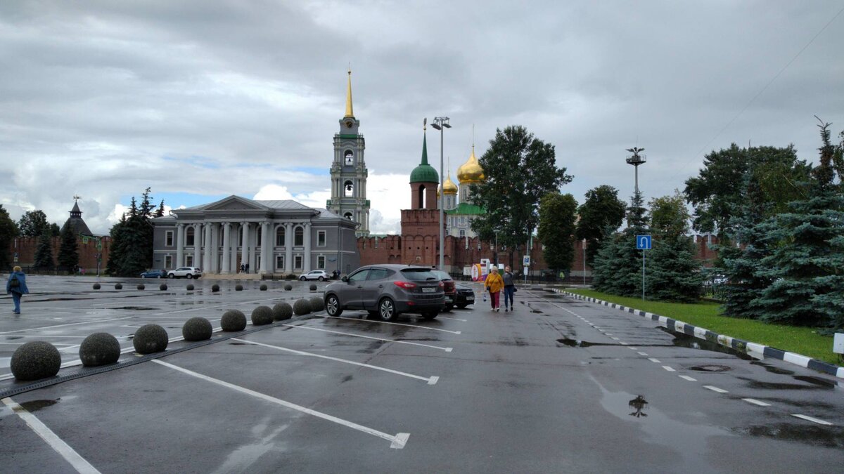 Стоянка перед Тульским кремлем.