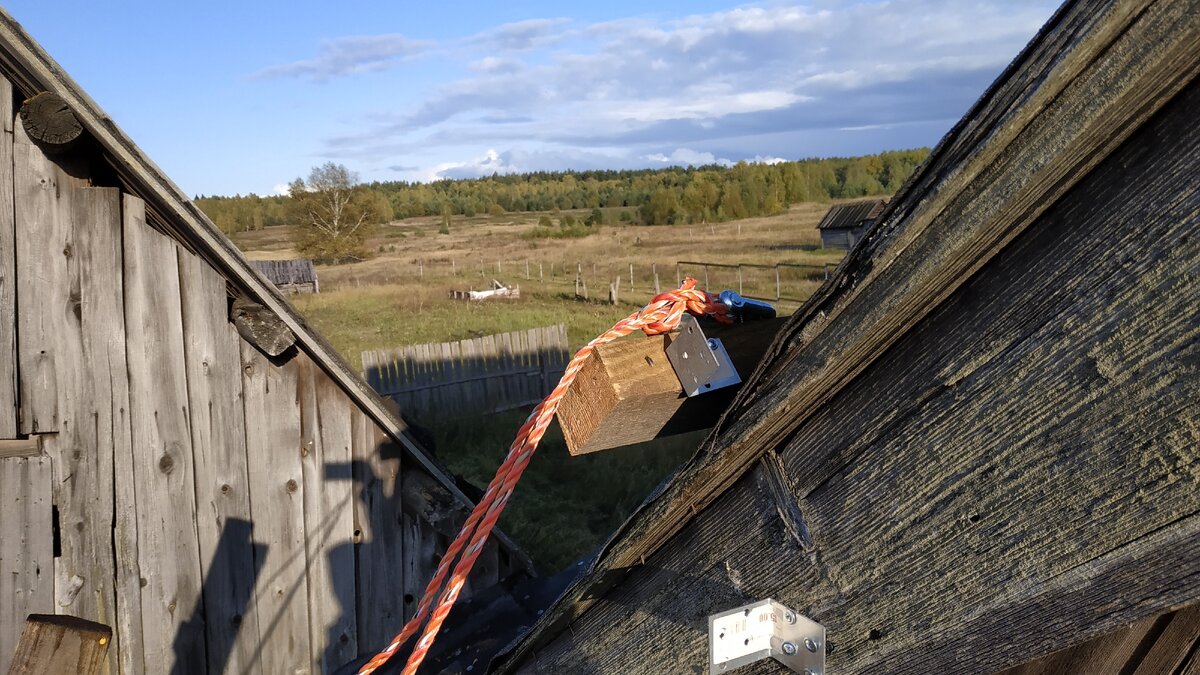 Наверху установил временный блочок. А базовая станция, кстати, находится где-то там, за тем лесом на холме. Туда антенна и направлена.