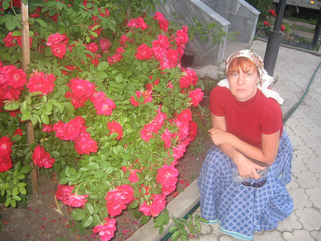 автор у крыльца здания, где живут монахини