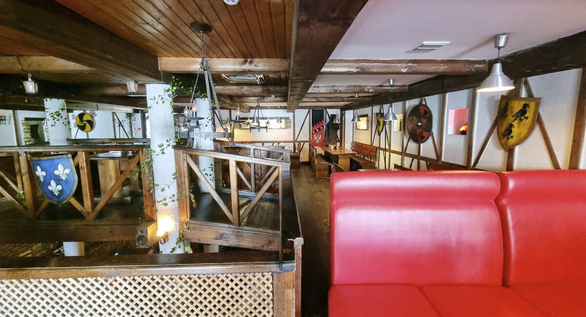 "Дядя Геральт": посадка 1 этажа. В глубине зала - Чумной доктор.