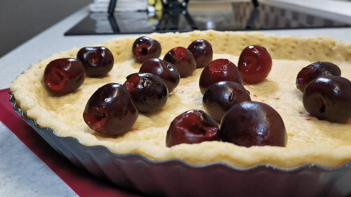 Готовлю каждый сезон открытый пирог с нежной как крем заливкой. Начинки  меняю и делаю из разных ягод (рецепт с черешней) | Розовый баклажан | Дзен