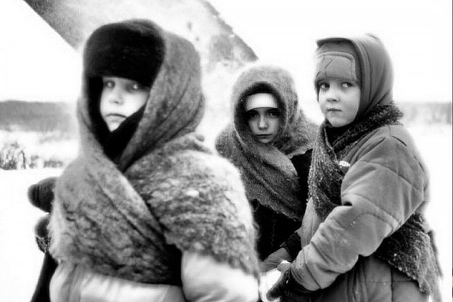 ...В парадной, на третьем этаже, жила тетя Марина. Все ее так называли. Фамилии отчества никто не знал. Возраст был тоже неопределённым. У тёти Марины была комната в трёхкомнатной квартире, где жила семья Симоновых. Папа-инженер, мама-учитель и двое детей, Пашка и Сима, погодки. Тетя Марина была очень тихой соседкой. Никогда у нее не было проблем и с ней проблем ни у кого не было тоже. Ее комната напоминала рабочий кабинет писателей начала двадцатого века. Длинная, не широкая, с огромным столом у стены. На столе стоял светильник с круглым абажуром зелёного цвета. В углу, у окна, стоял огромный шкаф. В перед ним - железная койка, которая всегда была убрана и на ней лежала подушка вверх уголком, накрытая узорной тряпичной салфеткой ручной работы.
⠀
Только один раз тетя Марина, невысокая, аккуратно одетая и всегда тихая женщина, кричала так, что весь дом слышал. Было это накануне 27 января.
⠀
Пашка, как всегда после сделанных уроков, собирался гулять. И вдруг не смог найти свои варежки. Погода стояла холодная. Минус 20, если верить градуснику.
⠀
- Мама, ты варежки мои не видела?
- Нет, сынок, не видела. А на тумбочке смотрел под вешалкой?
- Да, нету.
- Может, в портфеле оставил?
- И там нет.
- Не знаю, сынок, где они.
⠀
Начались поиски. Варежки были новые и было обидно из потерять. Перерыли всю квартиру, перетрясли все вещи. Варежки как сквозь землю провалились.
⠀
Вдруг из своей комнаты вышла тетя Марина. Одетая в зимнее пальто, меховую шапку и в тёплых сапогах. А из кармана пальто торчали варежки.
⠀
- Тетя Марина, это мои варежки! - сказал Пашка. И вдруг тетя Марина закричала.
⠀
Боже, как она кричала! Назывла его вором, наступала на него, размахивая руками, бушевала, ругалась. В испуге мать Пашки загнала их с сестрой в комнату, и встала у ее дверей, боясь, что соседка ворвётся туда.
⠀
Покричав еще, тетя Марина вышла из квартиры и закрыла дверь.
⠀
Вечером, за столом, дети наперебой рассказывали отцу о случившемся. Он их молча выслушал и потом сказал:
⠀
- Оставьте ей варежки. Мы новые тебе купим. Другие.
⠀
Вернулась тетя Марина домой тогда поздно. Уже почти полночь была на часах. Тихо разулась, тихо зашла на кухню, где сидел отец семейства. В руках ее была фотография, черно-белая, старая, на которой была красивая девушка и рядом с ней маленький мальчишка, очень похожий на нее.
⠀
- Добрый вечер, Владимир. Я бы хотела попросить прощения за утренний инцидент. Можно пять минут вашего времени?
⠀
...В 1944 году, когда город был осажден, тетя Марина была еще совсем молодой девочкой. И остались они с братом вдвоем. Не было тепла, не было еды. Под новый год, когда тетя Марина спросила, что он хочет от Деда Мороза, брат ответил, что хочет тёплые варежки, поскольку у него сильнее всего мерзли руки. Тетя Марина сбилась с ног, но не смогла достать в блокадном Ленинграде такие варежки, зато привезла немного хлеба. Когда она пришла домой, брат уже умирал от холода, еду организм не принимал. Сделать она ничего не могла.
⠀
Брату варежки она так и не надела. На следующий день по радио сказали, что город освобождён. Коленька не дожил буквально суток. Соседи, кто еще был жив, помогли ей похоронить его. Без варежек руки были совсем ледяные.
⠀
Эти ледяные руки будут преследовать ее всю жизнь. Как и чувство вины.
⠀
И когда утром она увидела Пашкины варежки на тумбочке, она вдруг поняла, что может искупить эту вину. Взяв их, она поехала на могилу, положила варежки на крест, и плакала, плакала, плакала... пока сторож, увидевший ее, не увел с трудом плачущую тётю Марину на ближайшую остановку. Только в автобусе та пришла в себя и вспомнила, что случилось.
⠀
...Она уехала навсегда через три дня после этого события, очень быстро и почти так же незаметно, как жила. Куда - не знал никто. Больше о ней ничего не было слышно.
⠀
Пашка, мой приятель, сорокалетний полковник, сидит напротив меня и вытирает украдкой слезы...
⠀
Вдруг он поднял глаза и спросил:
- Слушай, а где варежки купить можно? Симка приедет завтра. Хочу ей подарок сделать...
