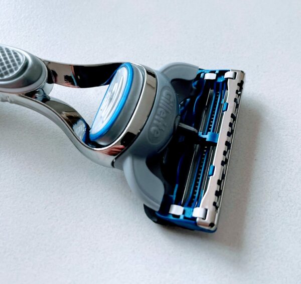 Обзор бритвы Gillette Skinguard Sensitive: не бреет, но скользит2