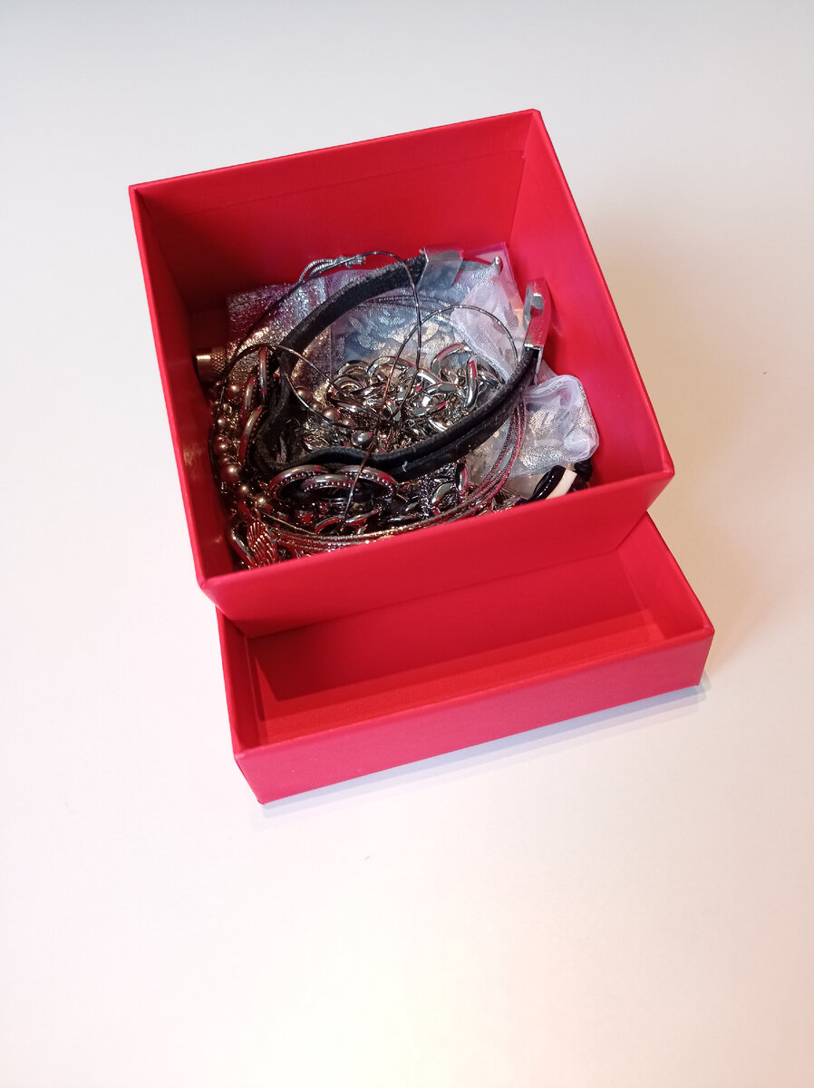 Часто женщины хранят украшения в коробке или шкатулке.