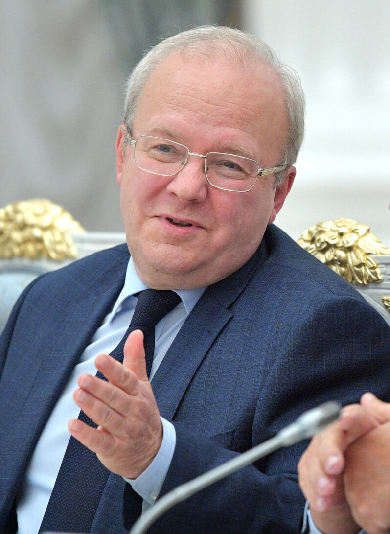 Вице-президентов РАН академик Хохлов Алексей Ремович