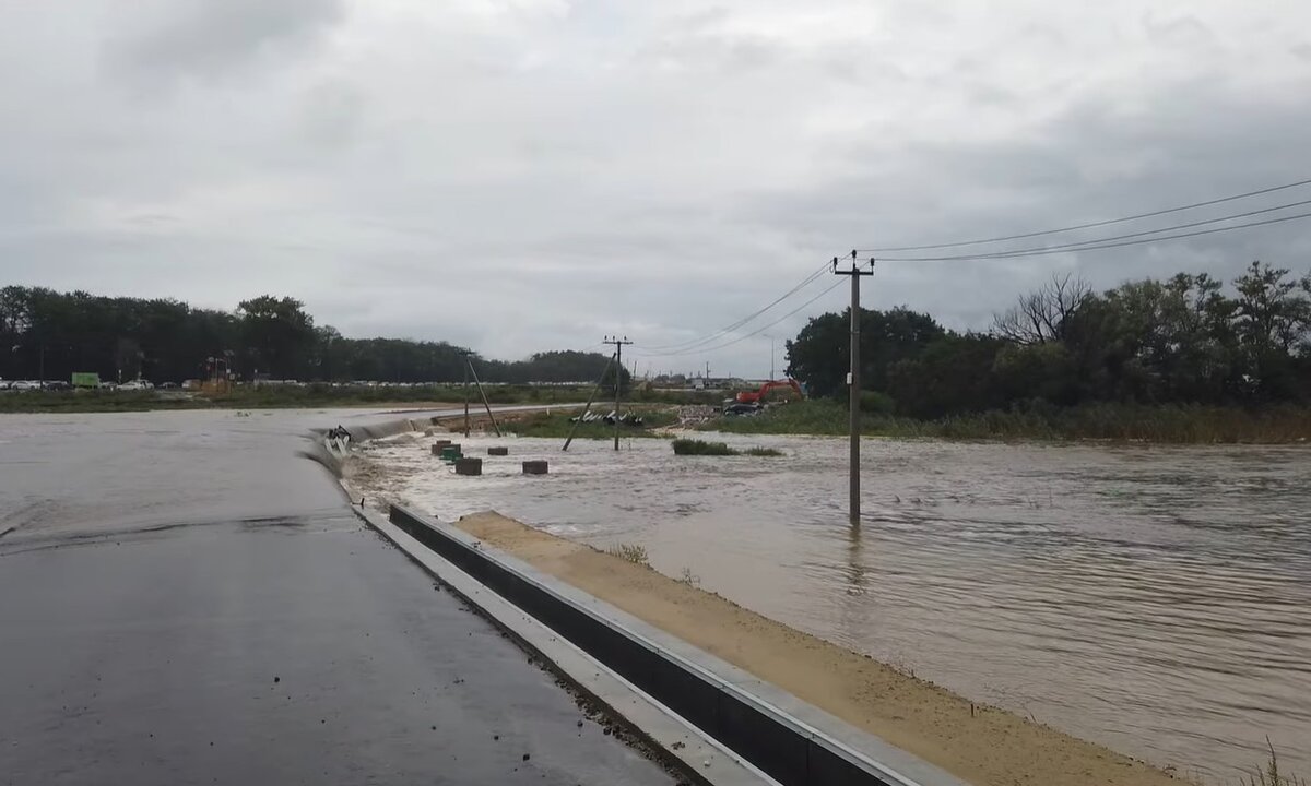 Водоотводной лоток и дабма разрушены (13 августа 2021)