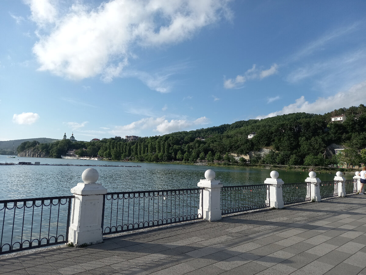 Сама набережная озера Абрау. Фото из личного архива