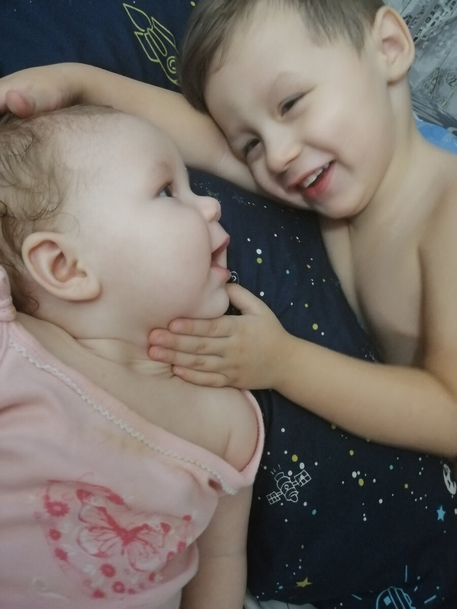 Любовь у них, не мешайте) 