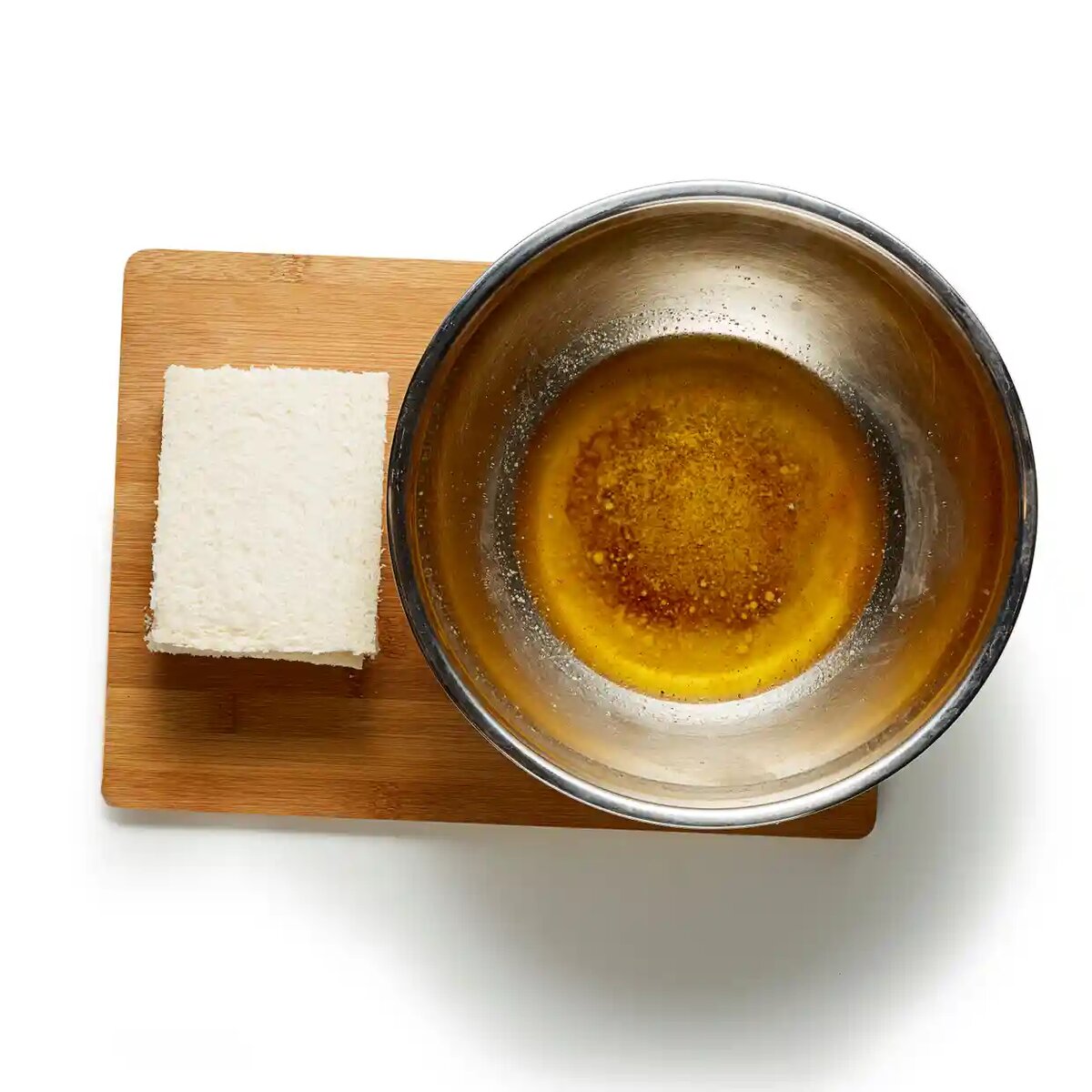  Растопите 4 столовые ложки сливочного масла в большой кастрюле на среднем огне