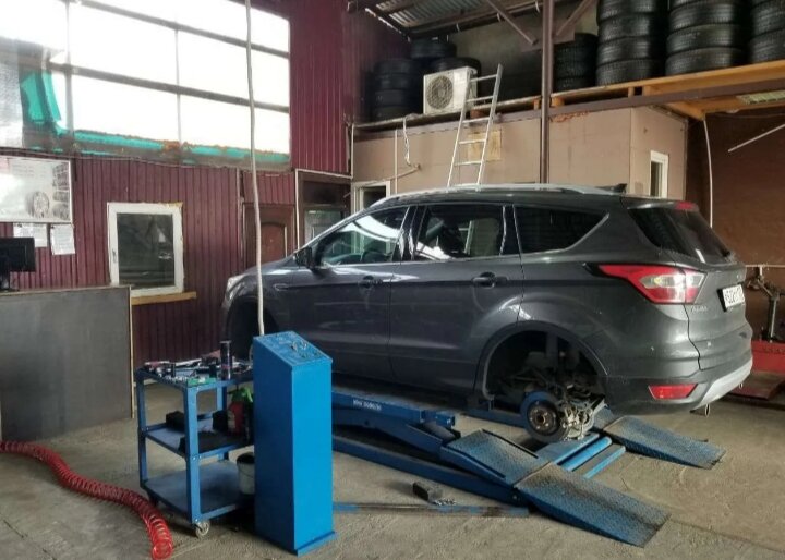 Гараж, подъемник и верстак, а настоящему профессионалу больше ничего и не надо.