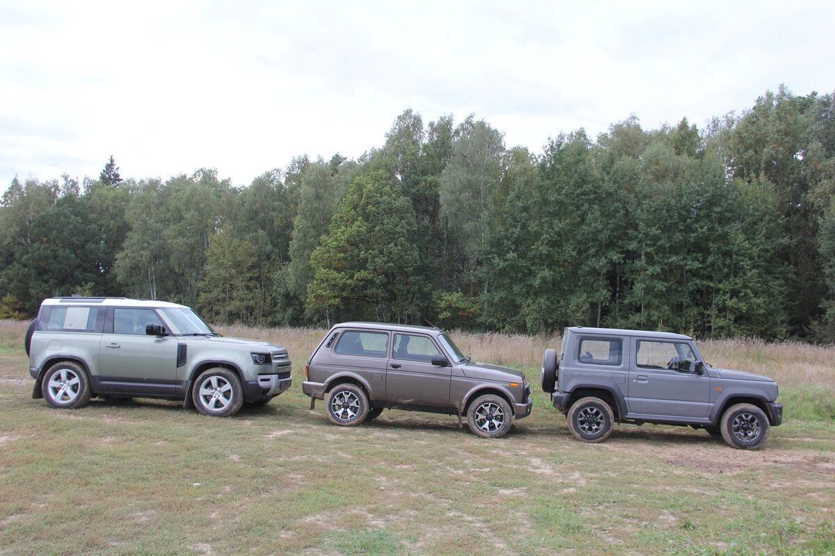 Ленд Ровер Дефендер с 200 лошадками  был на кроссовом круге явным фаворитом:  он заметно мощнее. Лада Нива самая слабосильная - 83 л.с. У Сузуки Джимни  10 л.с.