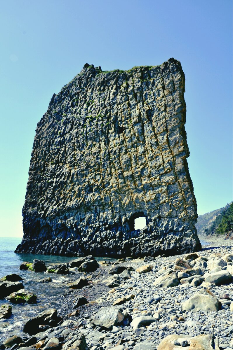 Главная достопримечательность поселка скала Парус. Фото  tourbus.ru