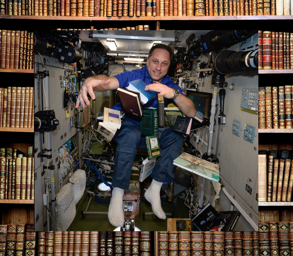Какие книги есть на МКС Фото сделано и выложено с борта МКС космонавтом Антоном Шкаплеровым. Источник: https://twitter.com/Anton_Astrey/status/961316495887405056/photo/2 