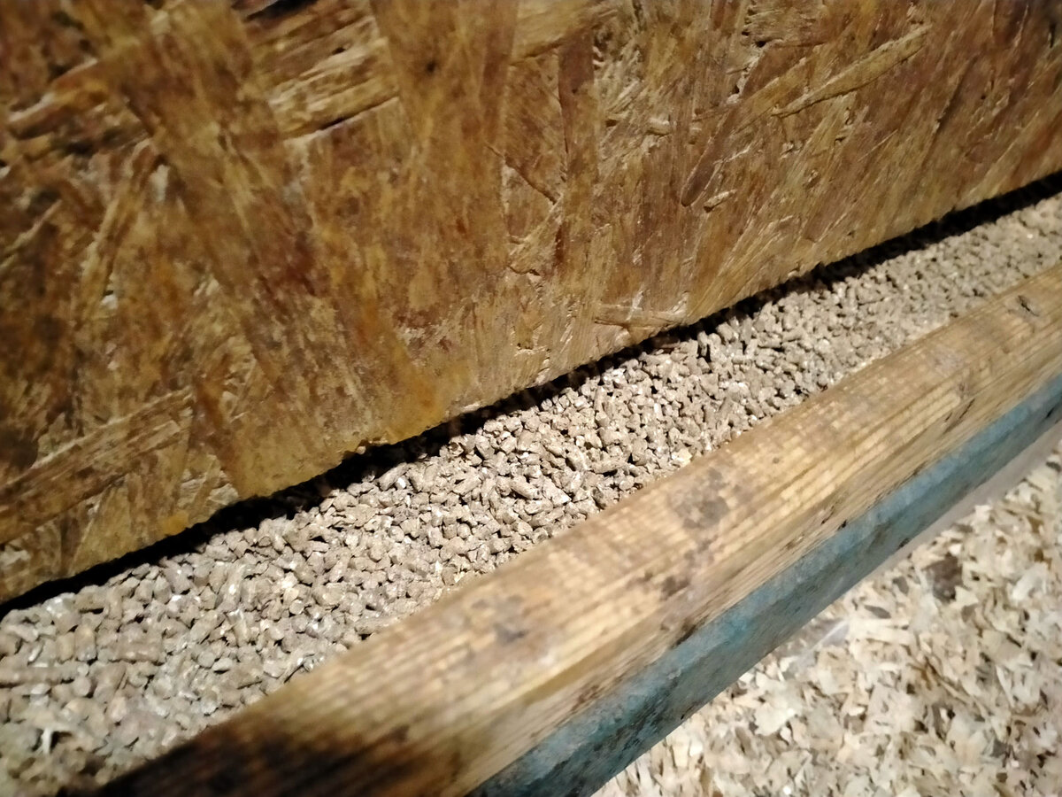 Комбикорм в лотке