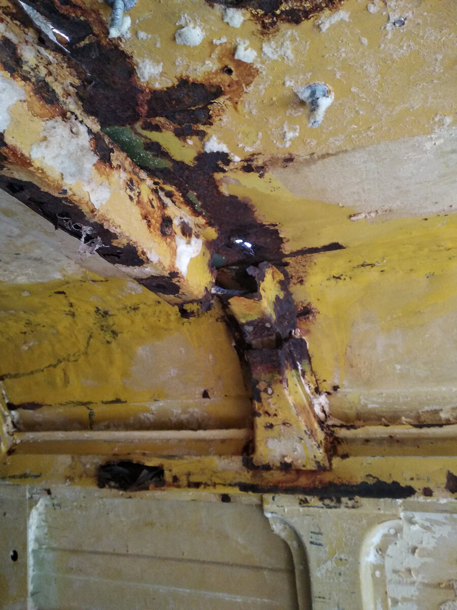 Сгнившая опорная балка.