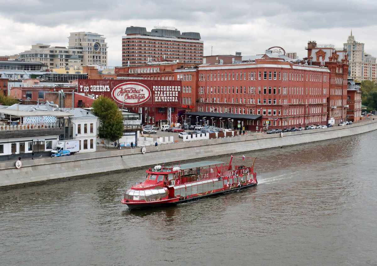 Вид на Красный Октябрь с Патриаршего моста