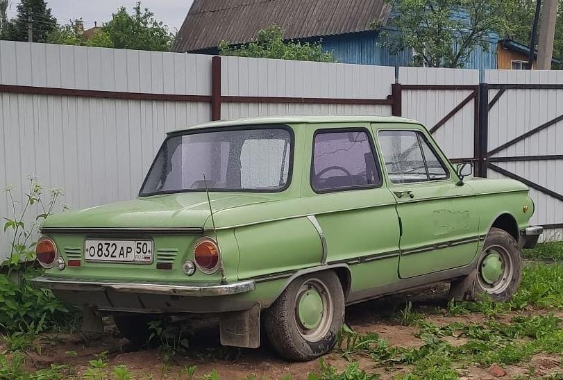 На двери отчетливо видны следы знакомства с забором.