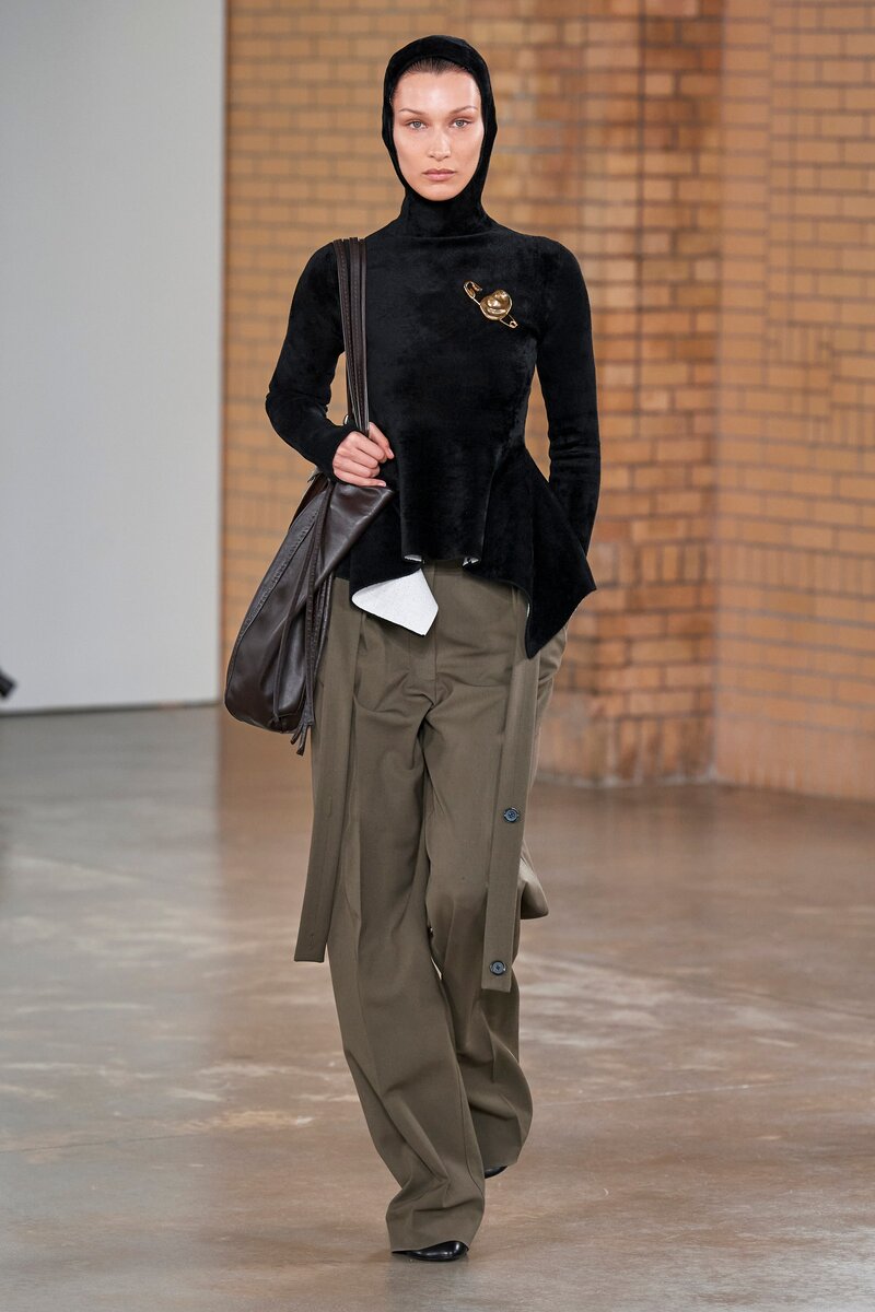 Белла Хадид на показе коллекции Proenza Schouler осень–зима 2022/2023