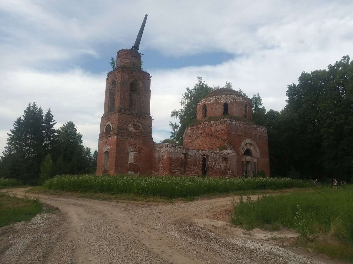 Воскресенский храм в Купрово. Недавно покосился шпиль на колокольне.