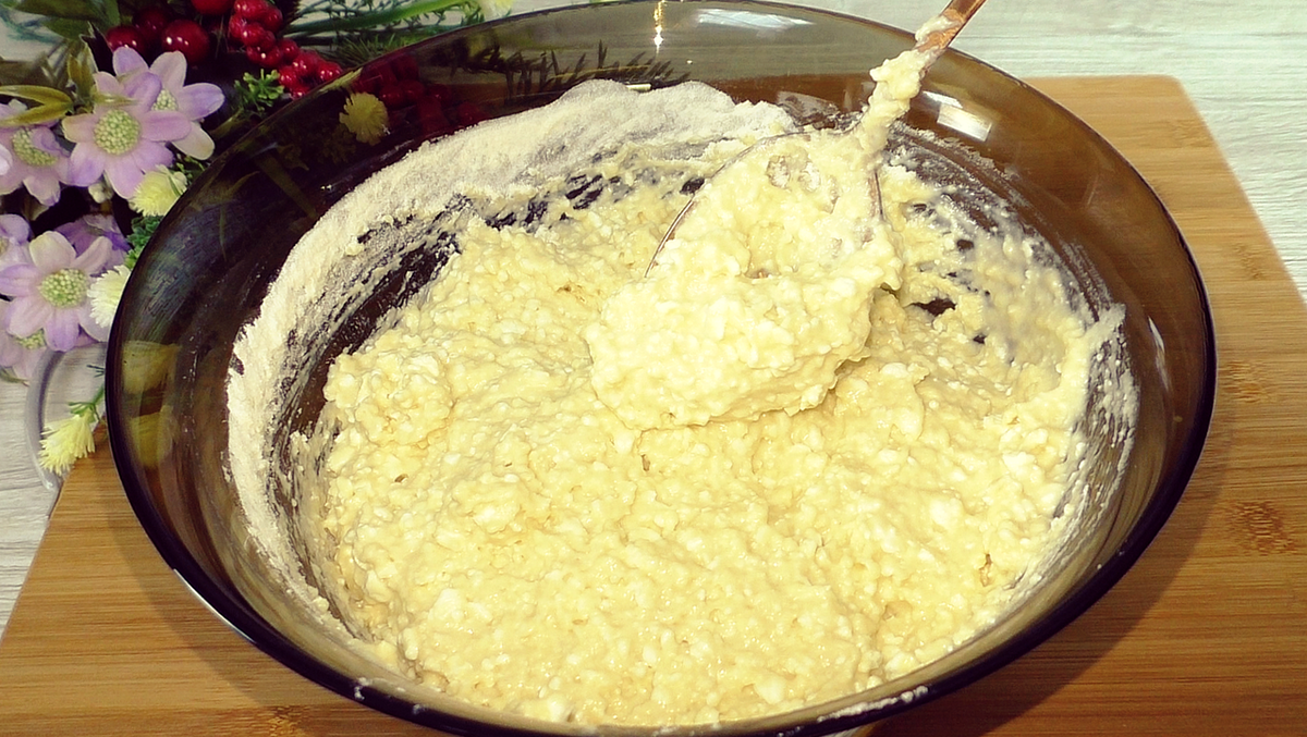 Замешивать тесто две крутилки. Месить тесто. Замес теста для хлеба. Какое тесто долго вымешивать при приготовлении. Какое тесто долго вымешивать при приготовлении.