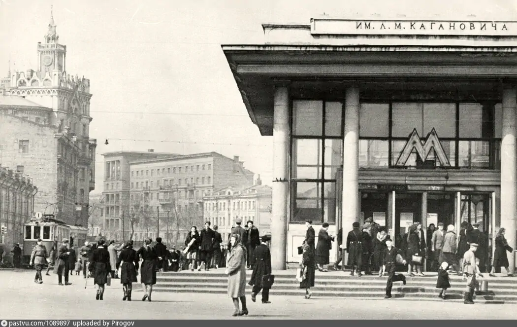 Вестибюль станции метро "Кировская" 1946 – 1949 г. Автор Грачев Михаил Петрович.