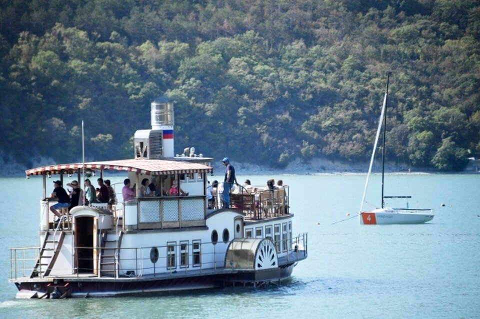     В озере Абрау воды всегда достаточно, а вот в селе - нет. Владимир ВЕЛЕНГУРИН