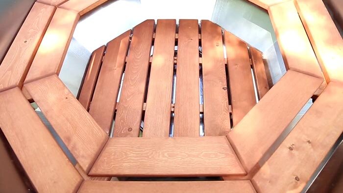 Удобные места для сидения и много места для ног