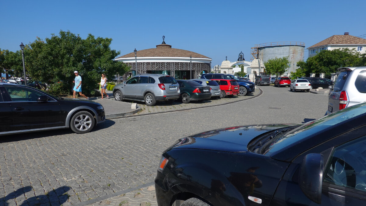 9 утра, мест на стоянке нет