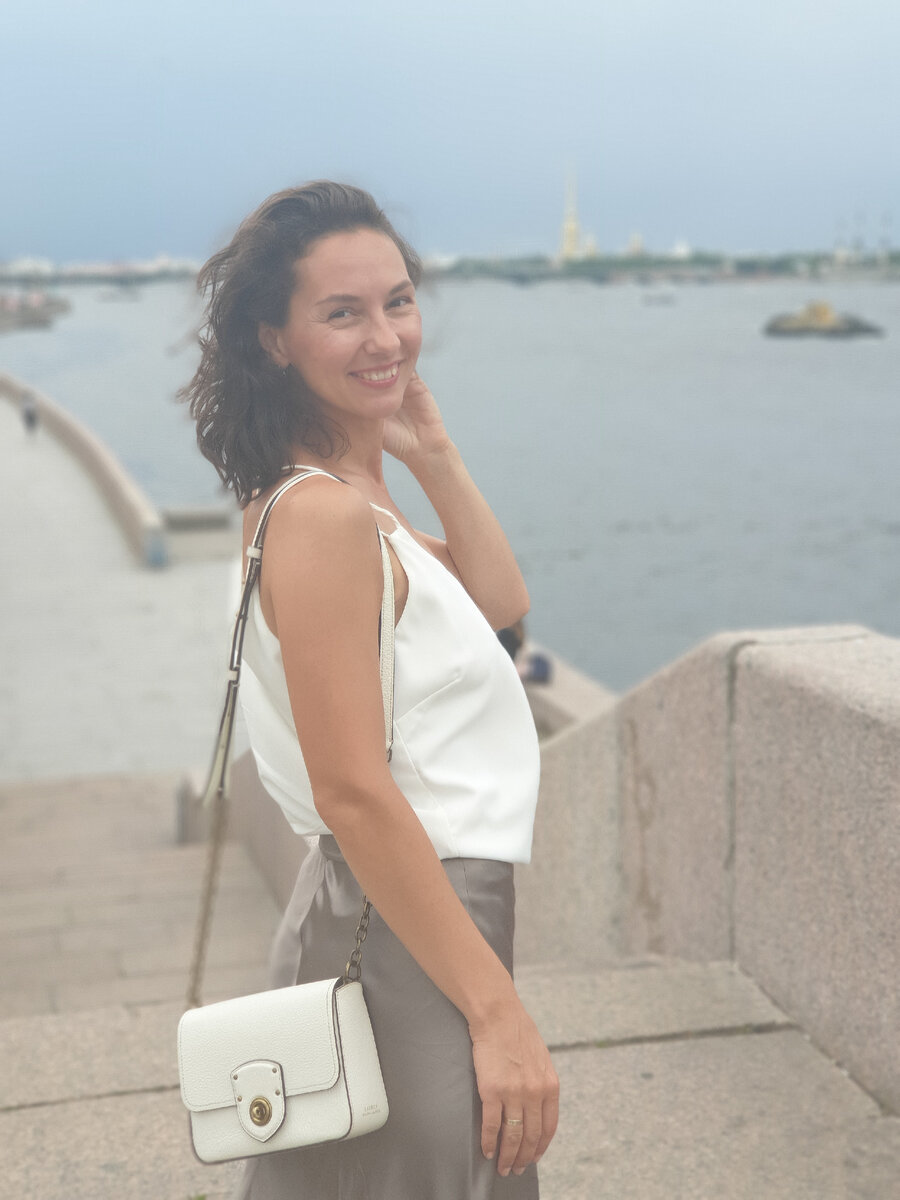 Привет! Меня зовут Екатерина, добро пожаловать на мой канал:). Здесь вы найдете интересные статьи на тему моды, стиля и трендов, которые можно носить в обычной жизни. Иногда делюсь бьюти-секретами и проверенными косметическими средствами. Подписывайтесь на канал. Вам будет интересно!