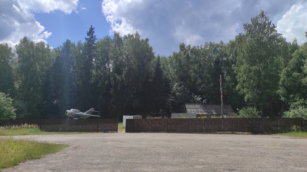Парковка перед территорией домика-музея, который сгорел, и самолетом Миг-15ути