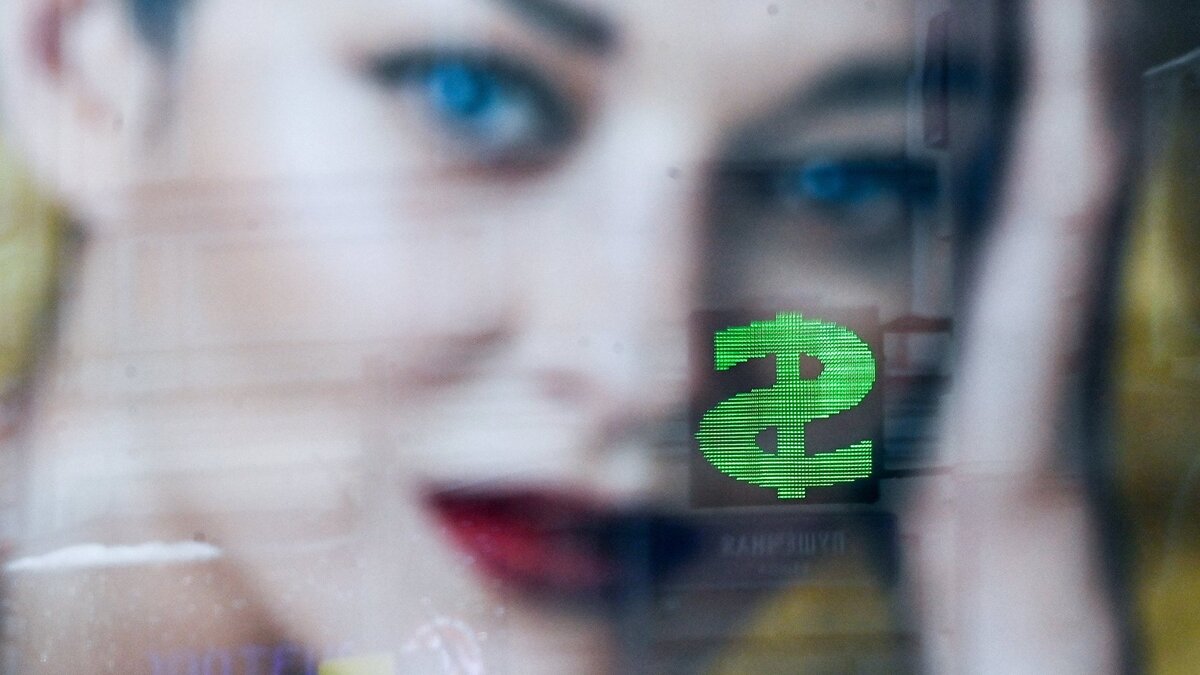    Отражение электронного табло со знаком доллара на одной из улиц в Москве© РИА Новости . Евгений Одиноков