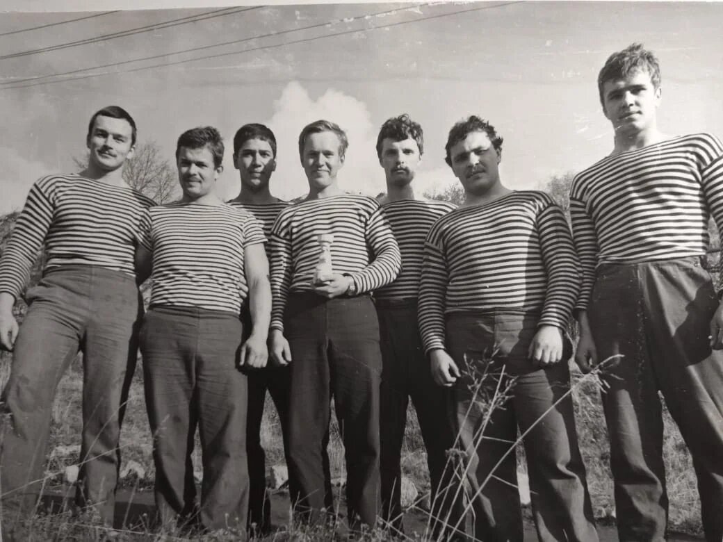  Наша команда гребцов. 1983 год.
Слева направо: Радаев Владимир, Кадров Александр, Мухин Александр, Копытов Евгений, Масалытин Вадим, Прокопчук Виктор, Чекунов Владимир.