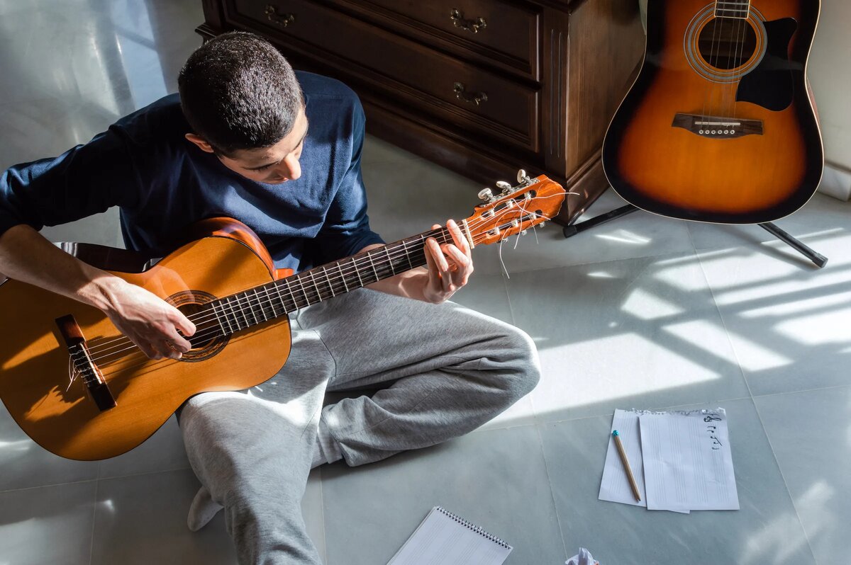 Guitar courses. Гитара онлайн. Гитара и книги. Learn to Play the Guitar. Playing the Guitar.