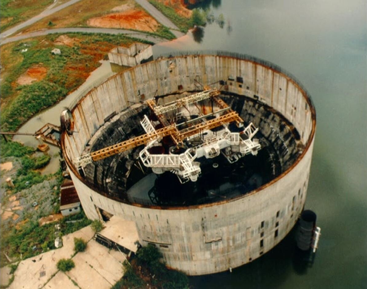 Для съемок подводных сцен использовался недостроенный турбинный котлован. Источник фото https://ru.kinorium.com/88581/gallery/backstage/?photo=3192929