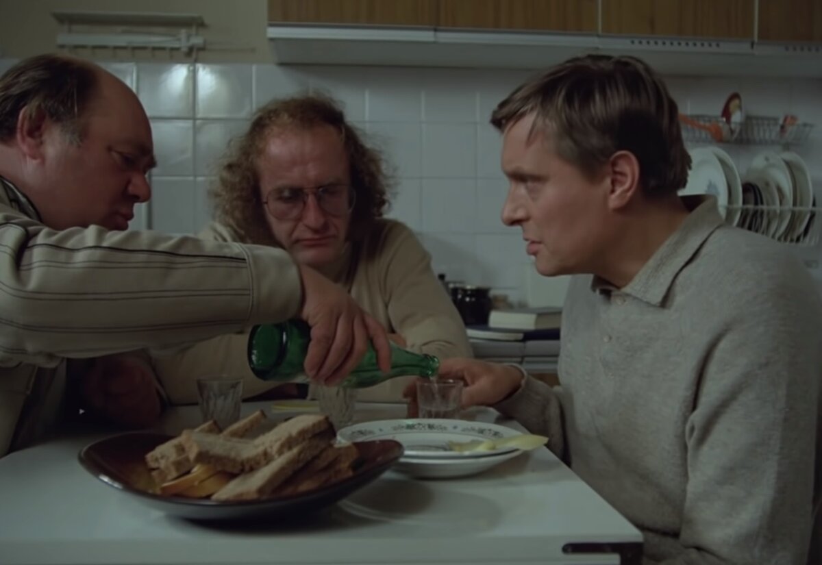 Домашние посиделки были для самых приличных граждан, они после того - как соображали на троих, устраивались на кухне для посиделок. Такие встречи защищали от попадания в вытрезвитель, ведь ни один употребляющий не желал там оказаться.