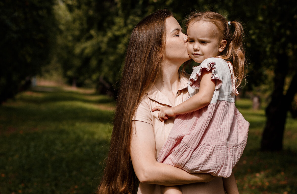 Поцелуи ребенка в губы: сексолог объясняет, можно ли это делать | КРАСОТА & ЗДОРОВЬЕ | Дзен