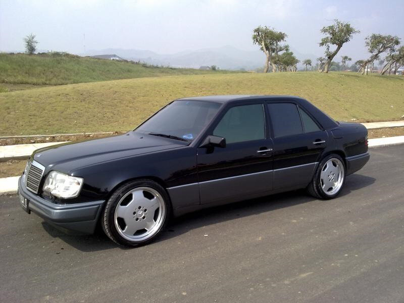 Mercedes Benz e class w124 синий